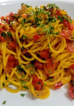 Una foto de CAPELLINI🍝Al Hogao Colombiano, con Curry y Cilantro...!😋