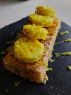 Una foto de Brownie de limón y chocolate blanco