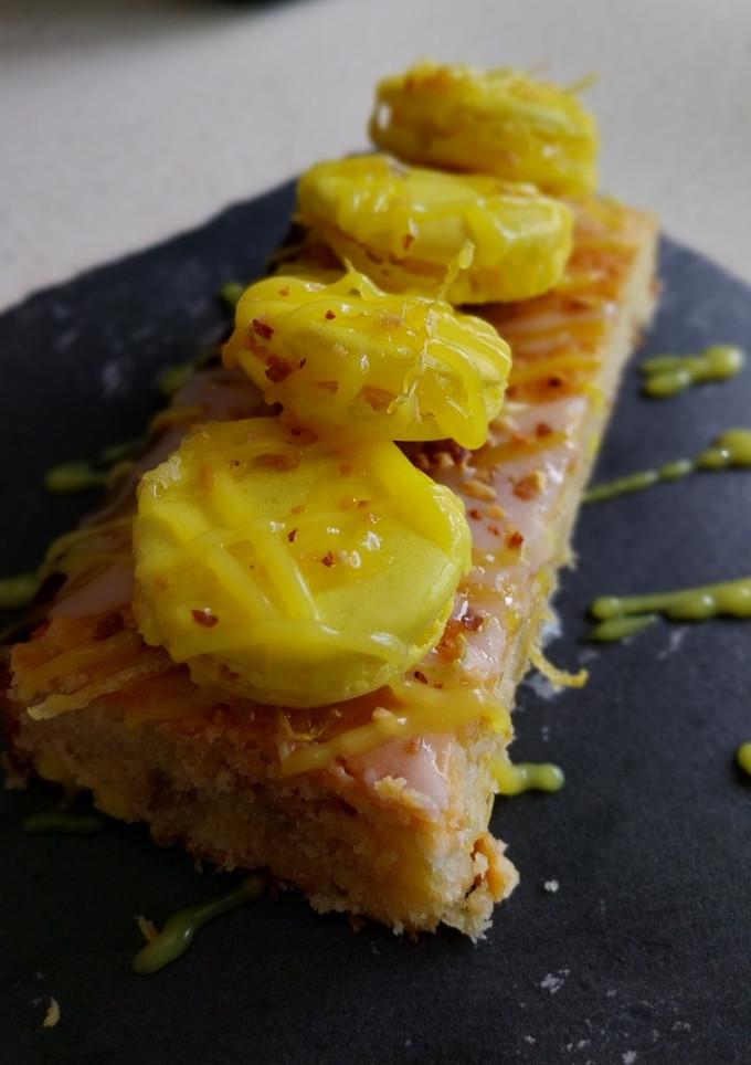 Una foto de Brownie de limón y chocolate blanco