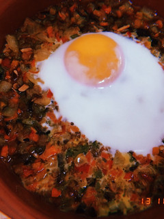 Una foto de Cazuela de verduras con huevo al horno