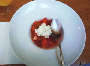 Une photo de Soupe de fraise et framboise à la cardamome