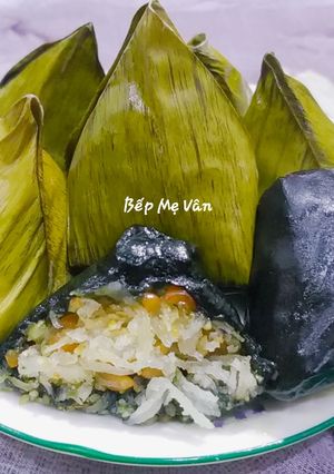 Hình của món Bánh ít lá gai nhân dừa.