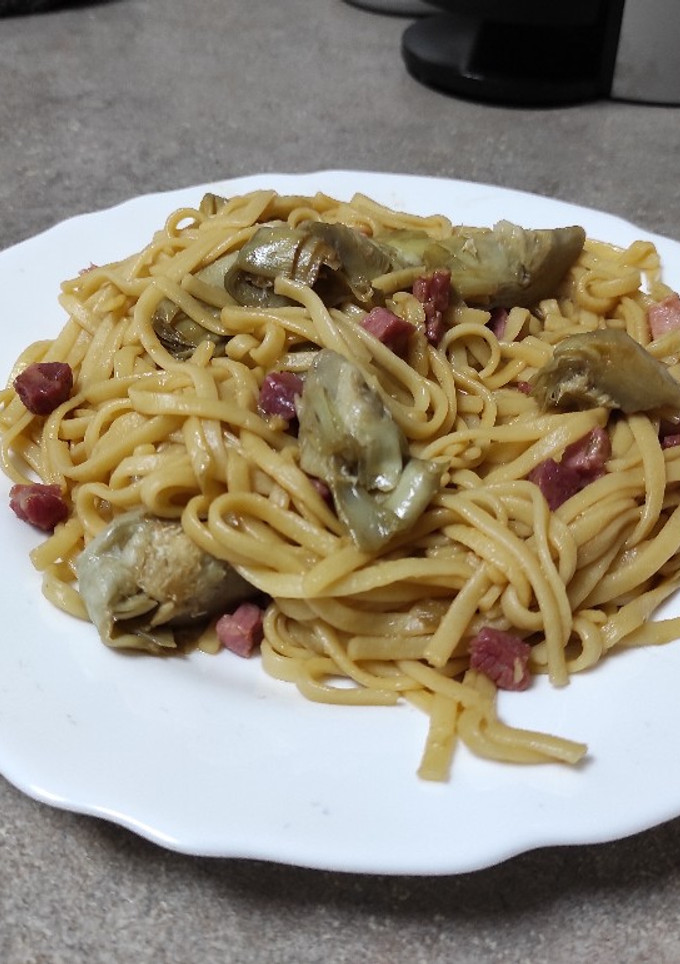 Una foto de Tallarines con jamón, alcachofas y soja