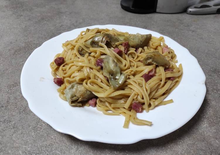 Tallarines con jamón, alcachofas y soja