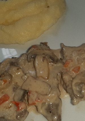 Una foto de Lomo al champiñón con vino blanco 😋