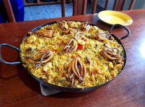 Una foto de Paella De Mariscos Express Súper Fácil