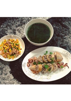 Hình của món Mực ống dồn thịt chiên Thịt băm xào ngô ngọt.