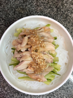 捧捧雞蒟蒻冷麵(自製日式芝麻拌醬) 的食譜成品照片