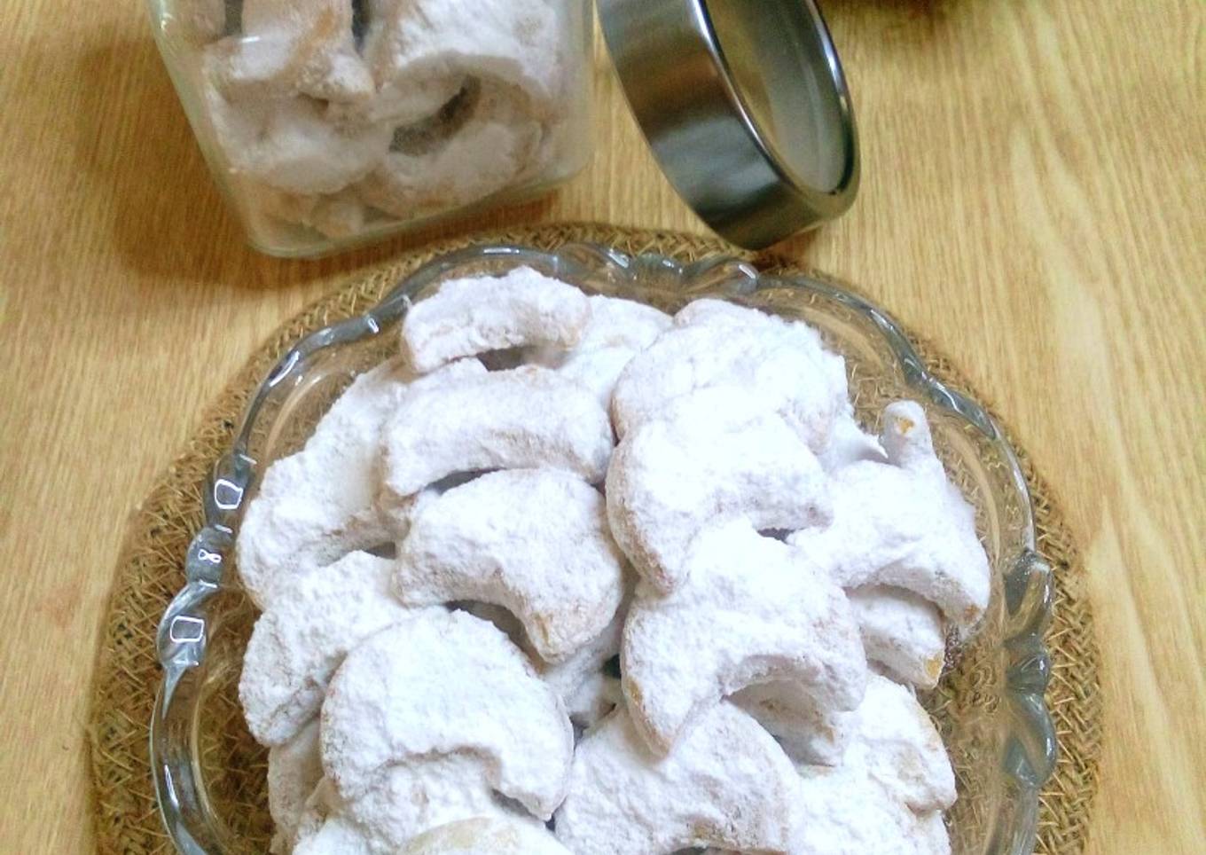 Kue salju kacang mede