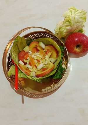 A picture of Apple and Cabbage bowl fruit chat.