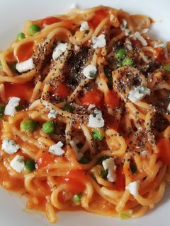 Una foto de Espaguetis con salsa de roquefort, patata y tomate