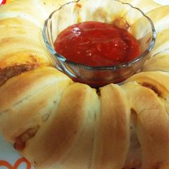 A picture of Paneer stuffed ring bread.