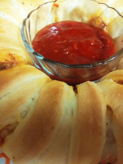 A picture of Paneer stuffed ring bread.