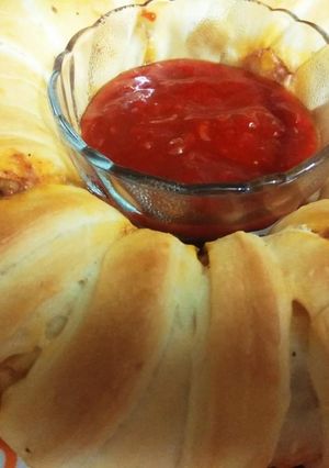 A picture of Paneer stuffed ring bread.
