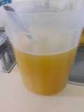 Agua de piña con un toque de limón y apio