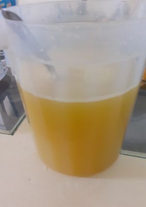 Una foto de Agua de piña con un toque de limón y apio