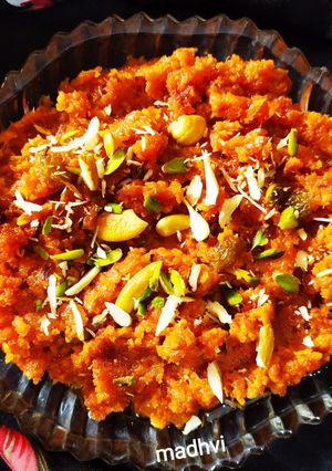 गाजर का हलवा (Gajar Halwa Recipe In Hindi) रेसिपी मुख्य फोटो