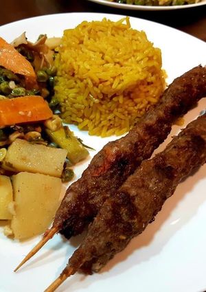 صورة لوصفة كفته مشويه مع الارز وخضار السوتيه♥️