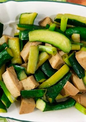 百頁豆腐炒小黃瓜 的食譜成品照片