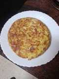 Tortilla de papas con cebolla, fuet y perejil picado