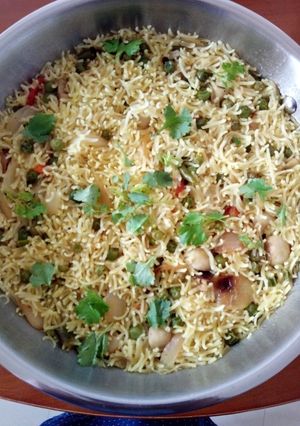 A picture of Matar mushroom pulao.