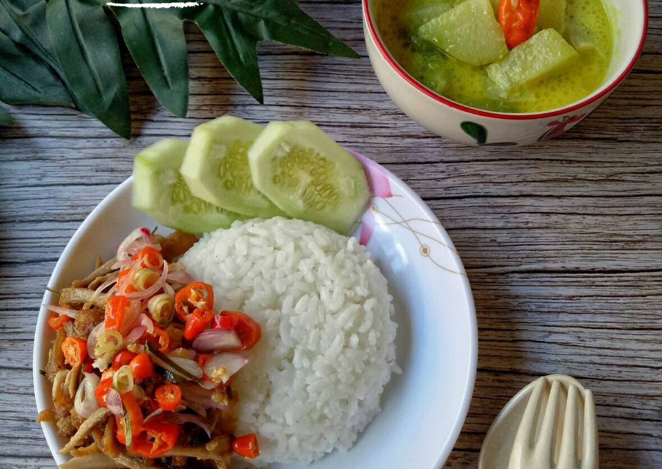 Nasi Ayam Suwir dengan Sambal Matah