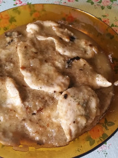 Una foto de Pechuga de pollo en salsa de cebolla