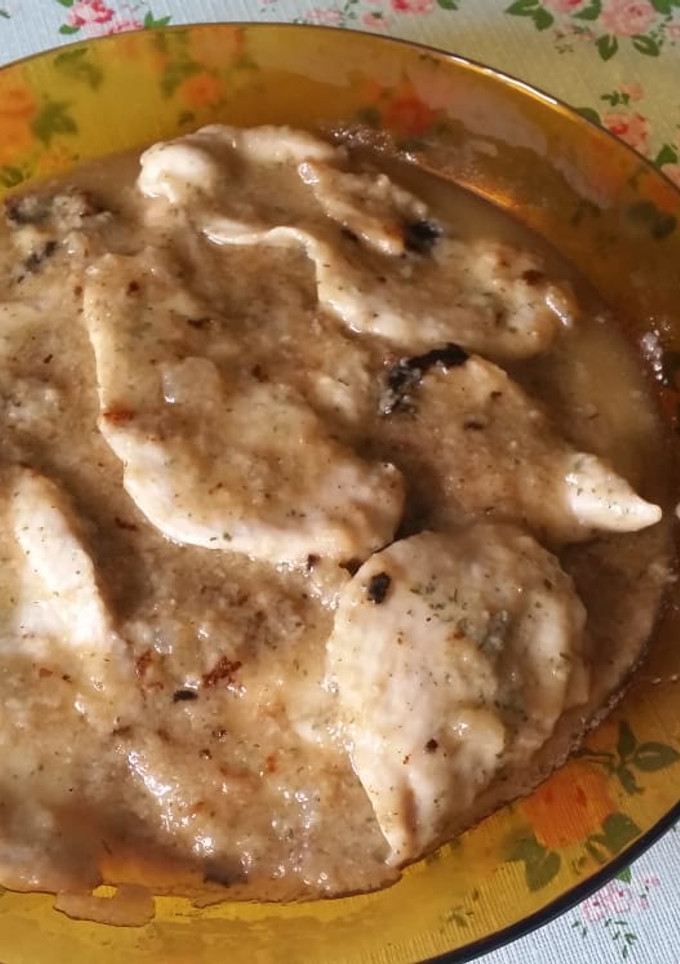 Una foto de Pechuga de pollo en salsa de cebolla