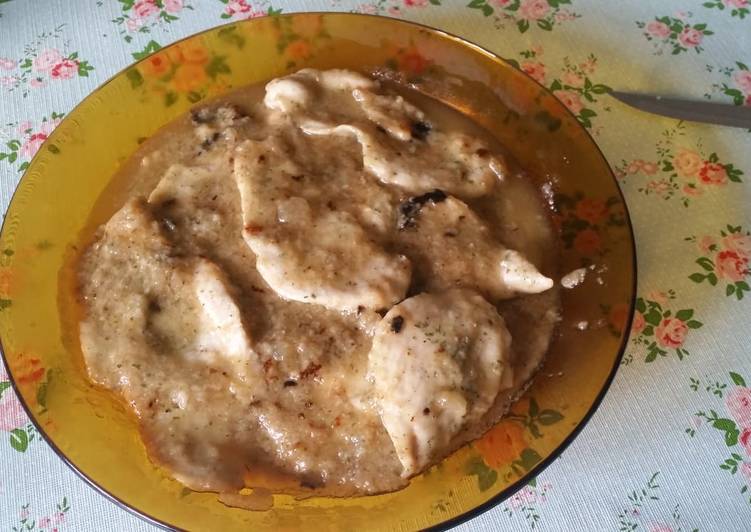 Pechuga de pollo en salsa de cebolla