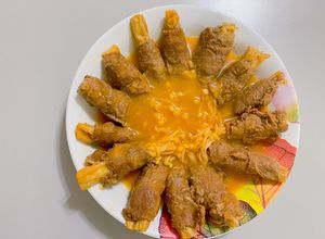 Hình của món Bò cuộn nấm kim châm sốt chua ngọt.