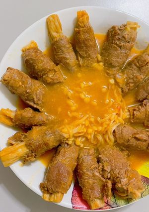 Hình của món Bò cuộn nấm kim châm sốt chua ngọt.