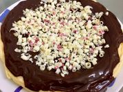 Una foto de pay de queso de chocolate blanco