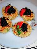 Caviar de esturión y fresas sobre discos de alubias y bacon