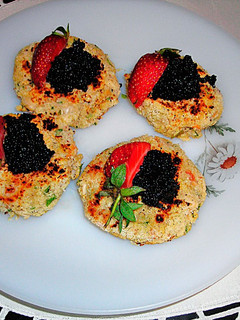 Una foto de Caviar de esturión y fresas sobre discos de alubias y bacon