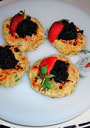 Foto principal de Caviar de esturión y fresas sobre discos de alubias y bacon