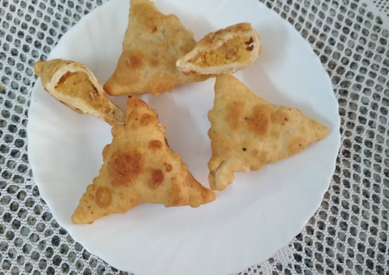 Besan Halwa Samose