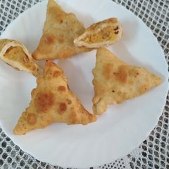 A picture of Besan Halwa Samose.