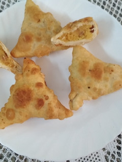 A picture of Besan Halwa Samose.