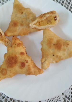 A picture of Besan Halwa Samose.