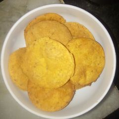 A picture of Besan puri.