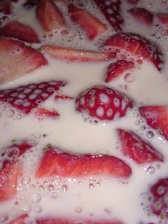 Una foto de Fresas con leche y azúcar