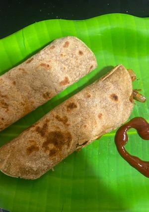 ஆனியன் சப்பாத்தி ரோல் (Onion chappathi roll recipe in tamil) செய்முறை முக்கிய புகைப்படம்