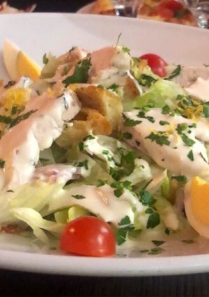 Une photo de Salade ceasar complète