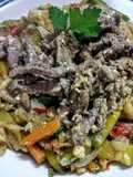 Chop suey de vegetales, carne y champiñones