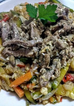 Una foto de Chop suey de vegetales, carne y champiñones