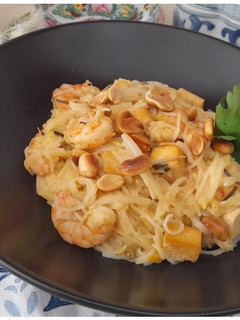 Una foto de Pad thai de gambas -con fideos de arroz-