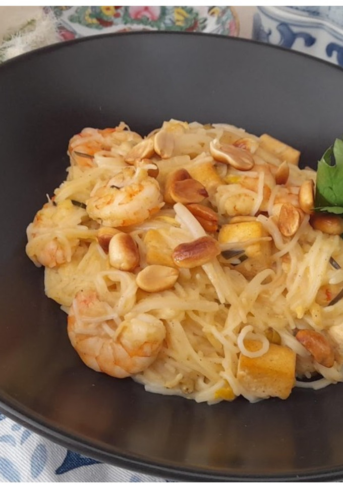 Una foto de Pad thai de gambas -con fideos de arroz-