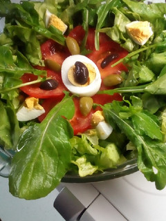 Una foto de Ensalada de rúcula, tomate, lechuga y huevo