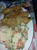 Merluza frita con papas mayo y arroz primavera