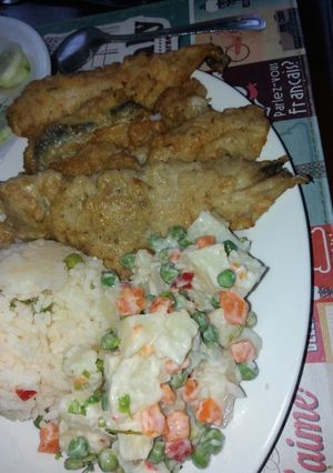 Una foto de Merluza frita con papas mayo y arroz primavera
